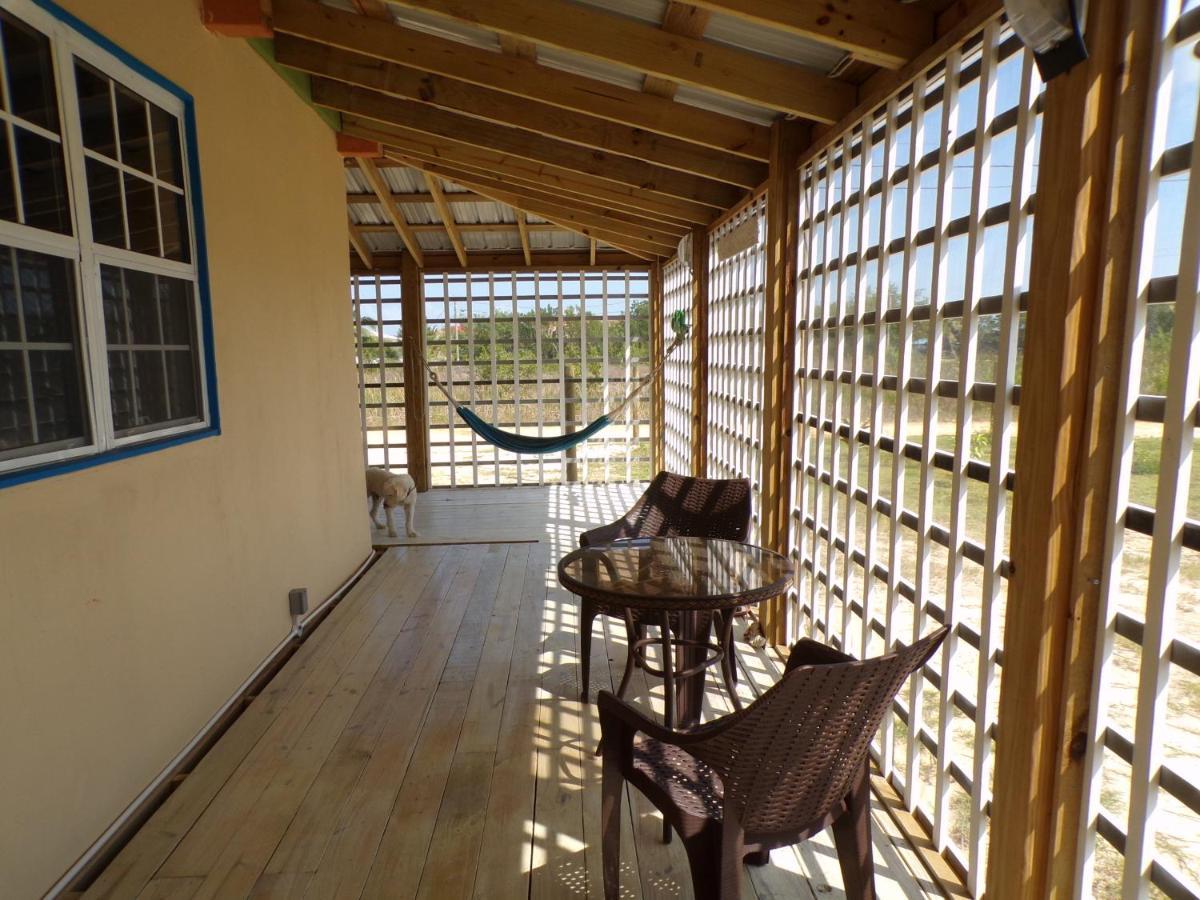 Bamboleo Inn Ladyville Rum bild
